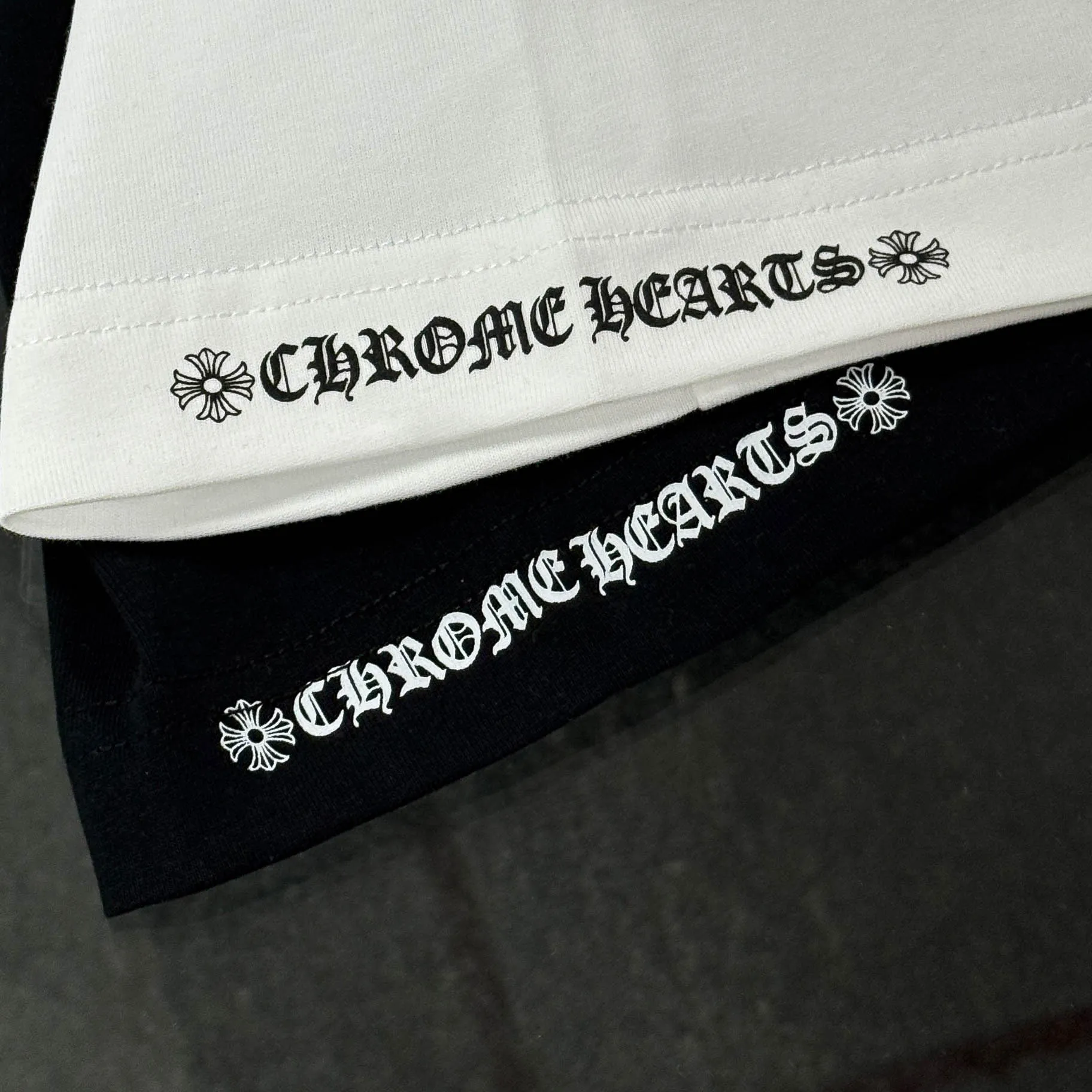 P170 Chrome Hearts Chrome Hearts 25 high-end versions. The fabric is made of 300 grams of high-density pure cotton. It does not deform or shrink. It has three labels. It is the same style for men and women. Technology: Digital printing. Color: White. Black. SIZE: S-XL.